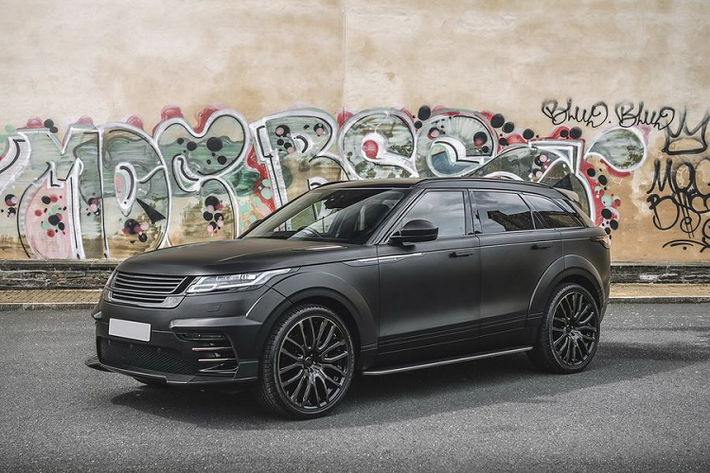 Được hoàn thiện trong màu đen satin và cưỡi trên các bánh xe 23 inch sơn màu đồng tối, chiếc SUV Range Rover Velar mới này trông thật sự hầm hố, góp phần làm nên diện mạo cuốn hút đó còn có lưới tản nhiệt bằng sợi carbon, cản trước tinh chỉnh, ốp mặt trước sửa đổi, các vòm bánh xe rộng hơn và cánh gió trên nóc.