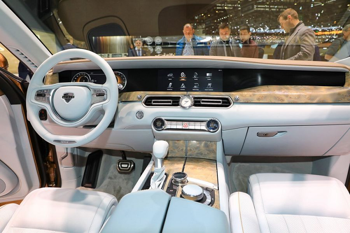 Ngoài diện mạo cao cấp, sang trọng, Aurus Senat cũng rất mạnh mẽ, chiếc limousine sử dụng động cơ hybrid V8 sản sinh công suất 590 mã lực và mô-men xoắn cực đại 880Nm, đi kèm là hệ dẫn động bốn bánh toàn thời gian.