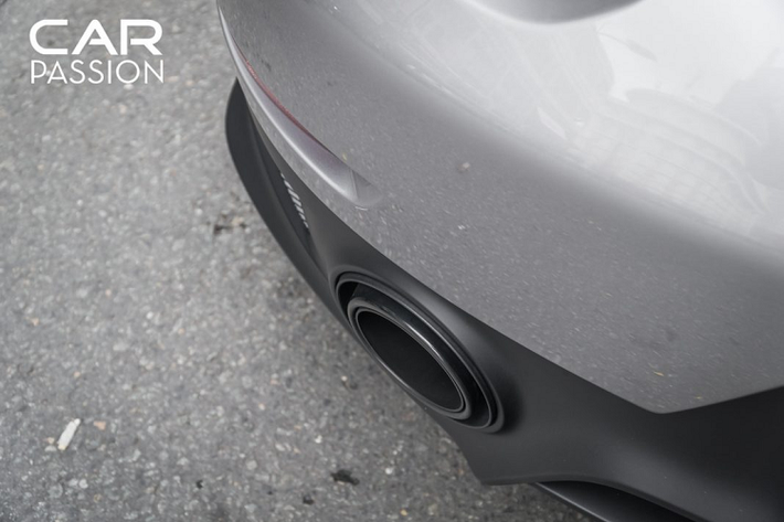 Siêu xe 911 GT2 RS được ghi nhận là mẫu xe thể thao thương mại mạnh mẽ nhất mà hãng Porsche từng sản xuất, với kết cấu và công nghệ gần tương tự với xe đua. Chiếc xe thể thao này có khả năng hoàn thành một vòng đường đua Nurburgring nổi tiếng chỉ trong 6:47.3.