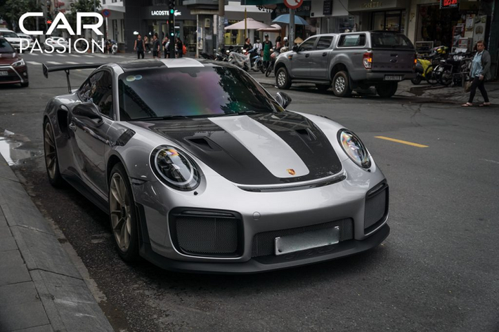 Porsche 911 GT2 RS mới là phiên bản cao nhất của dòng xe 911 huyền thoại và cũng là chiếc Porsche nhanh nhất hiện đang được sản xuất. Tại Việt Nam, hiện chỉ có ba chiếc 911 GT2 RS và chỉ một trong số đó được trang bị gói nâng cấp Weissach.