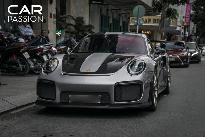 Tại Việt Nam, giá bán Porsche 911 GT2 RS khởi điểm từ 20.19 tỷ đồng. Với gói trang bị Weissach cùng một số tùy chọn đắt tiền khác, giá bán của xe có thể vượt qua con số 24 tỷ đồng.
