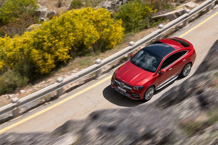 Mercedes-AMG GLE 53 4Matic mới được trang bị hộp số thể thao 9 cấp (AMG SpeedShift TCT 9G), hệ thống lái thể thao AMG, hệ thống treo khí nén AMG Ride Control, hệ thống kiểm soát chủ động Active Ride Control,… Mercedes-AMG GLE 53 4Matic có khả năng tăng tốc từ 0-100km/h chỉ 5,3 giây, tốc độ tối đa đạt 250km/h.
