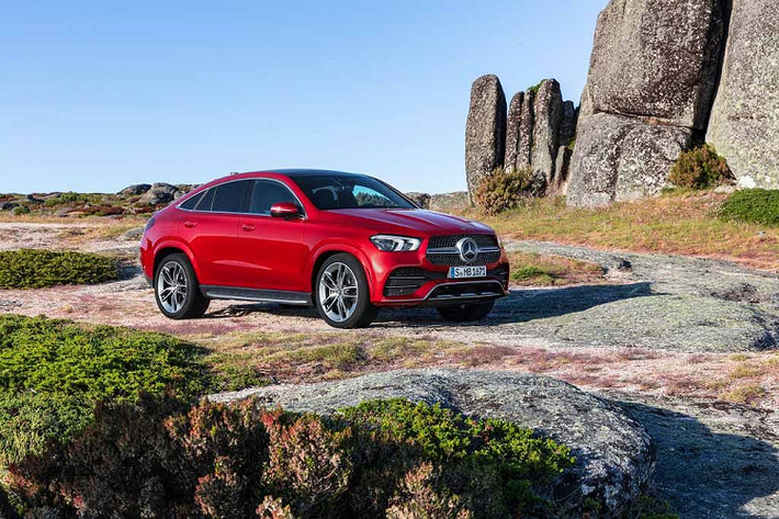 GLE Coupe sở hữu chiều dài 4.939mm và rộng 2.010, nghĩa là dài hơn 39mm và rộng hơn 7mm so với bản GLE tiền nhiệm. Bên cạnh đó, chiều dài cơ sở cũng được tăng thêm 20mm so với thế hệ cũ, nhưng vẫn ngắn hơn 60mm nếu so với chiếc GLE tiêu chuẩn. Ở phần đầu, lưới tản nhiệt kim cương được làm lớn hơn thế hệ trước, hệ thống chiếu sáng Multibeam LED với tính năng chiếu xa Ultra Range, dải đèn định vị LED tạo hình chữ “L” đẹp mắt. Với gói trang bị AMG Line, khách hàng sẽ sở hữu lưới tản nhiệt nan dọc Panamericara, bộ mâm AMG sơn đen,…
