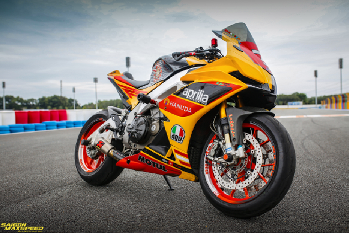 Siêu môtô Aprilia RSV4 là dòng sản phẩm superbike khét tiếng đến từ xứ sở Ý, với lối thiết kế tiêu biểu sở hữu khung sườn nhôm siêu nhẹ đi kèm trang bị khủng, nó thực sự là niềm khao khát của không ít dân chơi đam mê môtô phân khối lớn, tuy nhiên việc sở hữu nó là không hề dễ dàng.