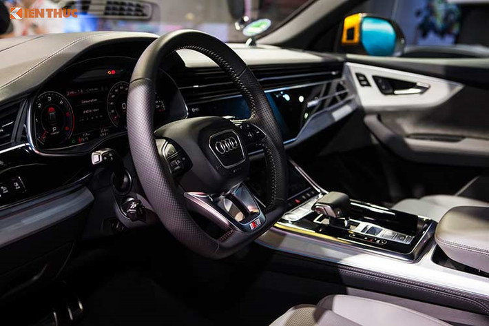 Xe được trang bị hệ thống treo tích hợp kiểm soát giảm xóc được trang bị tiêu chuẩn. Ngoài ra, Audi có thêm tùy chọn hệ thống treo khí thích ứng kiểm soát độ nhún cho thiết lập chế độ lái Sport hoặc Comfort. Hệ thống này sẽ điều chỉnh độ cao gầm xe tối đa lên tới 90mm, tùy thuộc vào trạng thái hoạt động và lựa chọn của người lái.