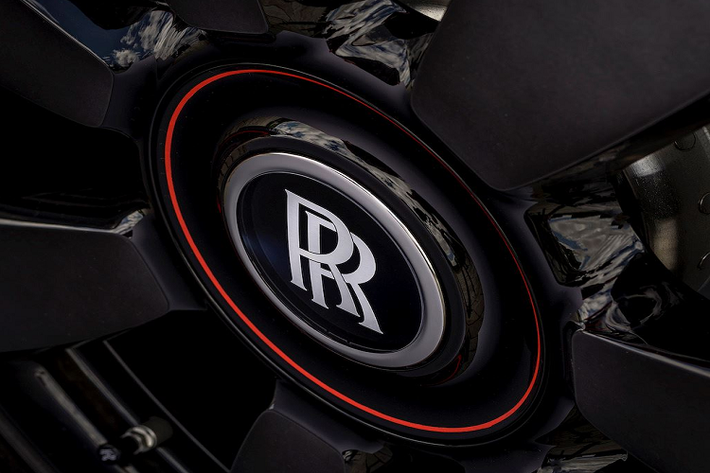 Cùng với chiếc Cullinan mới nhất, đội Rolls-Royce của ông Fux là điểm nhấn trong bộ sưu tập siêu xe đa sắc màu với hơn 150 chiếc. Nhập cư vào Mỹ từ Cuba, ông Fux đã xây dựng một loạt các công ty thành công trong ngành công nghiệp chăn ga gối đệm. Và không chỉ hưởng thụ với số tài sản kếch xù từ việc kinh doanh, ông còn luôn cố gắng quyên góp từ thiện để xây dựng cộng đồng xung quanh mình trở nên lớn mạnh.