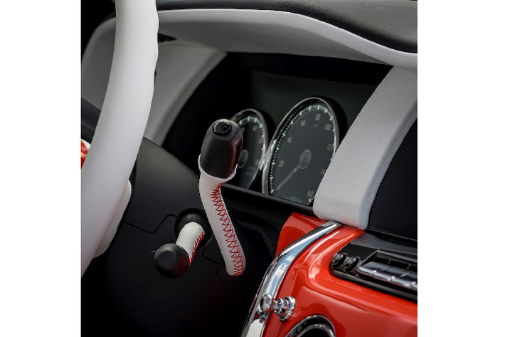 Ngoài 2 chiếc được mua thẳng không qua cá nhân hoá, 10 chiếc Rolls-Royce còn lại trong bộ sưu tập của ông Fux đều do bộ phận cá nhân hoá Bespoke trang trí lại. Chúng đều có những màu sắc đặc biệt làm theo ý của Fux và độc quyền - bất kỳ ai muốn tái sử dụng những màu này đều phải được ông cấp phép.