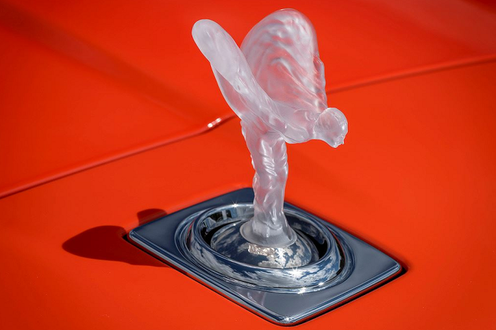 Làm việc với nhóm phát triển thiết kế và màu sắc của bộ phận Rolls-Royce Bespoke tại Goodwood, Fux đã thách thức các nhà thiết kế kết hợp màu sắc bên ngoài với một chiếc khăn choàng nữ màu cam bắt mắt.