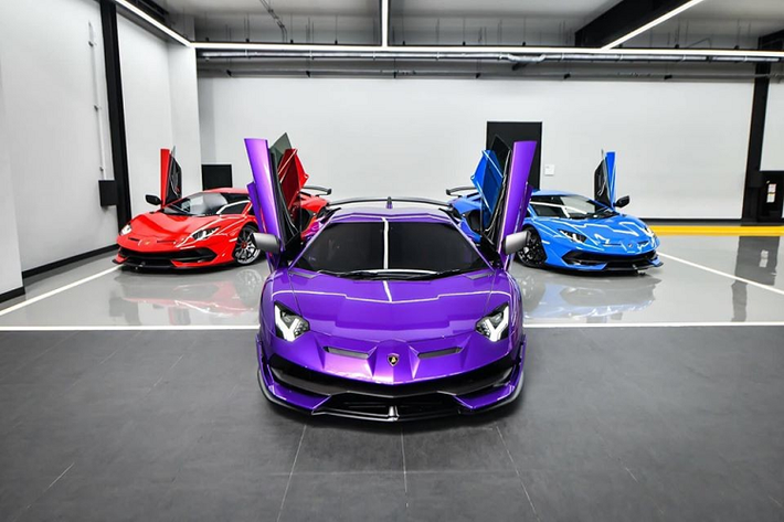 Chiếc siêu xe Lamborghini Aventador SVJ màu đỏ Rosso Mars có thêm nhiều chi tiết bằng sợi carbon nhám để tạo điểm nhấn. La-zăng của xe là 5 chấu kép sơn màu tối đi cùng khoá bánh xe màu đỏ "tông xuyệt tông" ngoại thất.