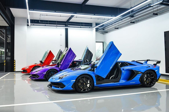 Siêu phẩm Lamborghini Aventador SVJ chỉ có 963 chiếc trên toàn thế giới nhưng đã có đến ba chiếc xuất hiện tại thị trường Thái Lan. Điều này cho thấy giới nhà giàu ở đây rất mê mệt với phiên bản hàng hiếm của thương hiệu siêu xe đến từ Ý. Một điểm thú vị là cả ba chiếc xe về Thái Lan đều có màu sơn rất nổi bật và khác biệt hoàn toàn so với chiếc Lamborghini Aventador SVJ đầu tiên đến Thái Lan.