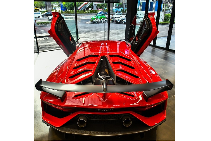 Trong đó chiếc siêu xe Lamborghini Aventador SVJ đầu tiên bàn giao đến cho nhà giàu Thái Lan mang bộ áo xanh Blu Le Mans. Chiếc Lamborghini Aventador SVJ này còn gây ấn tượng khi được chủ nhân cho mang biển số "khủng" tứ quý 4. Các nhà giàu ở đây cũng yêu thích chơi siêu xe và biển đẹp.