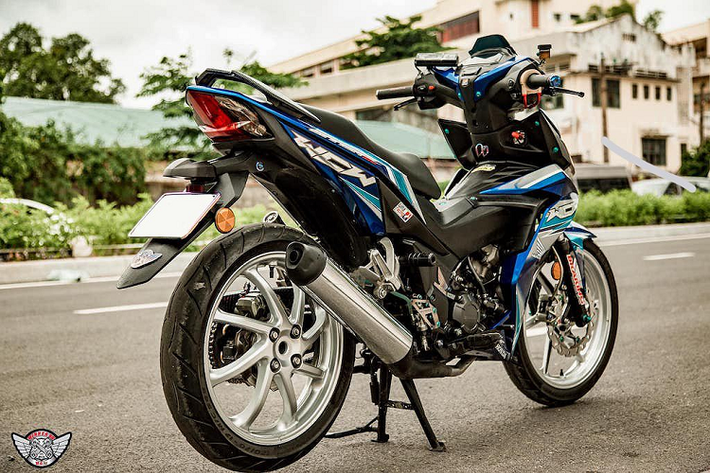 Việc trang bị ECU độ cũng đã phát huy tối đa hiệu năng của khối động cơ 150cc nguyên bản trên Winner, cũng như giúp việc canh chỉnh xăng gió để phù hợp với hệ thống xả độ trở nên dễ dàng hơn. Bên dưới lườn xe được gắn thêm một cây trợ lực Matris để nâng cao độ ổn định ở tốc độ cao.