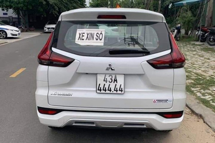 Ngay lập tức, chiếc Mitsubishi Xpander biển "ngũ quý 4" đã nhanh chóng được giới thạo tin định và trả với mức giá trên 1 tỷ đồng. Ngoài ra, nhiều người cũng ngỏ ý muốn đổi sang ngang chiếc Mitsubishi Pajero Sport "full option" với mức giá niêm yết đang được phân phối ở Việt Nam là 1,250 tỷ đồng. Tuy nhiên, chủ nhân của chiếc biển 43A-444.44 hiện vẫn chưa lên tiếng khi được trả với mức giá gấp đôi xe mới.