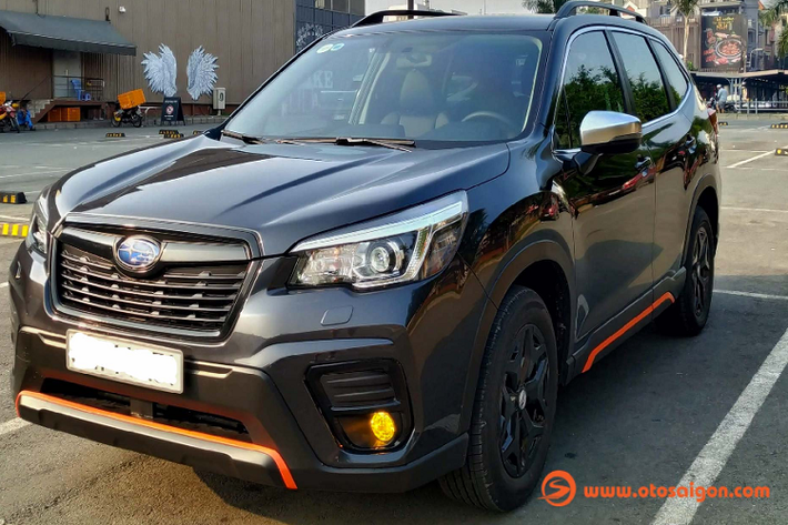 Mới đây, chủ nhân của chiếc Subaru Forester 2019 mới đã quyết định thay đổi diện mạo cho chiếc SUV của mình. Cụ thể, ngoại thất của xe đã được sửa đổi, bắt đầu từ viền lưới tản nhiệt và viền đèn sương mù bên dưới được dán decal màu đen đẹp mắt thay cho crôm nguyên bản.