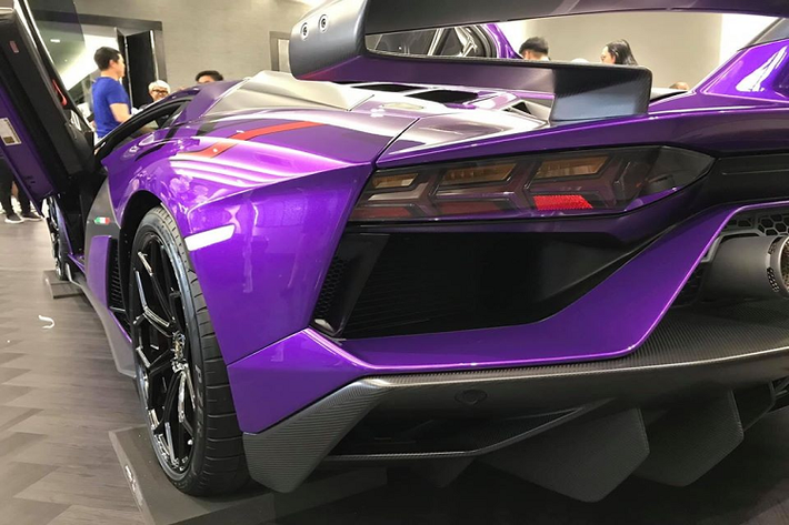Ở cả 3 chiếc Lamborghini Aventador SVJ về Thái Lan đều có ký hiệu 1di900 gần cửa kính xe. Thực tế trên thế giới còn có 63 chiếc siêu xe Lamborghini Aventador SVJ khác được sản xuất với ngoại thất có thêm logo 63 để nhận biết so với bản tiêu chuẩn. Bọc chìa khoá của siêu xe Lamborghini Aventador SVJ thứ 3 tại Thái Lan cũng mang màu tím. Cận cảnh vẻ đẹp của Lamborghini Aventador SVJ thứ 3 tại Thái Lan.