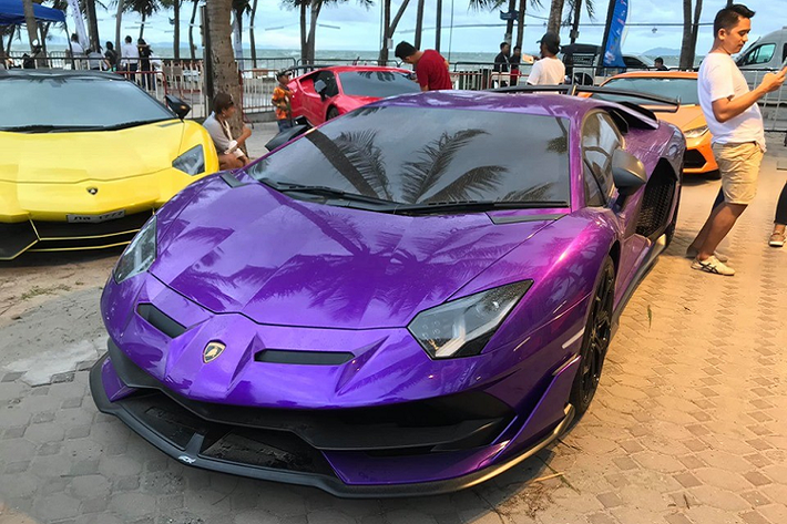 Mô-men xoắn cực đại của Aventador SVJ cũng được nâng cấp thêm 30 Nm lên mức 720 Nm so với các dòng siêu xe Aventador còn lại. Đáng tiếc thay là thời gian tăng tốc từ vị trí xuất phát lên 100 km/h của Lamborghini Aventador SVJ không thể thấp hơn con số 2,8 giây của "đàn anh" Lamborghini Aventador SV tạo ra. Vận tốc tối đa của siêu xe hàng hiếm mới ra mắt cũng dừng lại ở con số 350 km/h.