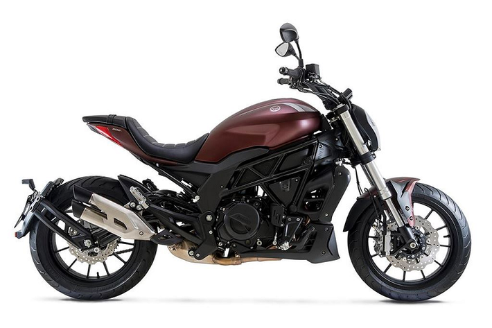 Nhìn sơ qua, Benelli 502C 2019 thì có thể nhận thấy nó sở hữu thiết kế khá giống mẫu xe đình đám Ducati Diavel của nhà sản xuất môtô Ý.