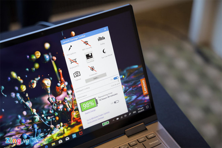 Trên mẫu laptop Lenovo Yoga S740, ứng dụng video call còn hỗ trợ làm mờ phần phông phía sau người gọi, giống tính năng xóa phông trên điện thoại của smartphone. Camera trước này còn hỗ trợ một số tính năng thông minh như tự động dừng phát phim khi người dùng quay mặt đi, hay điều khiển bằng… cử chỉ đầu.