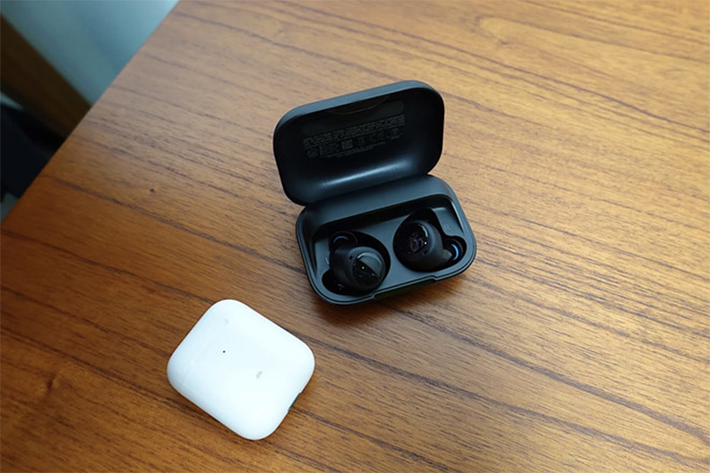 Bên cạnh đó, Apple đã trang bị tính năng La bàn trên thiết bị này. Tính năng này sẽ hữu ích đối với những người dùng thích đi chạy bộ trong rừng, giúp định vị phương hướng ở nơi không thể truy cập mạng hay GPS không thể định vị được.