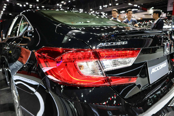 Khi nói về trang bị an toàn, Honda đã trang bị cho Accord mới tại Thái gói an toàn Honda SENSING bao gồm một loạt trang bị an toàn và hỗ trợ lái như: hệ thống phanh giảm thiểu va chạm, hỗ trợ phanh khẩn cấp (CMBS), hỗ trợ giữ làn đường & cảnh báo chệch làn đường, kiểm soát hành trình thích ứng với tốc độ thấp,...