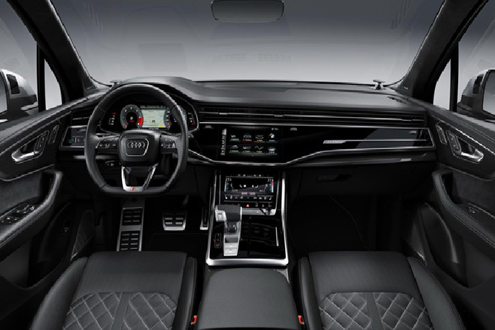 Cũng như Q7 mới nhất, bản hiệu suất cao SQ7 TDI 2020 được trang bị hai màn hình cỡ lớn ngay trung tâm bảng điều khiển. Phía trên là màn hình thông tin giải trí, phía dưới chỉnh một vài thông số của xe như hệ thống điều hòa nhiệt độ.