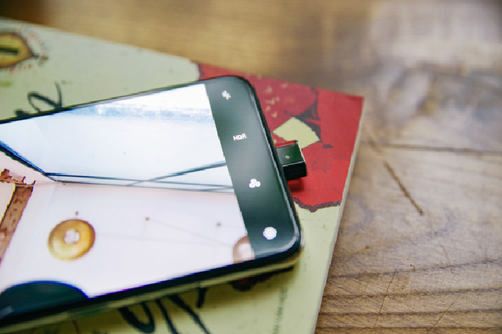 Mang trong mình cơ chế camera selfie dạng thò thụt, chính vì vậy Oppo K3 có thể sử dụng thiết kế màn hình không tai thỏ hay giọt nước. Theo nhà sản xuất công bố thì camera này có thể chịu được đến 200.000 lần sử dụng.