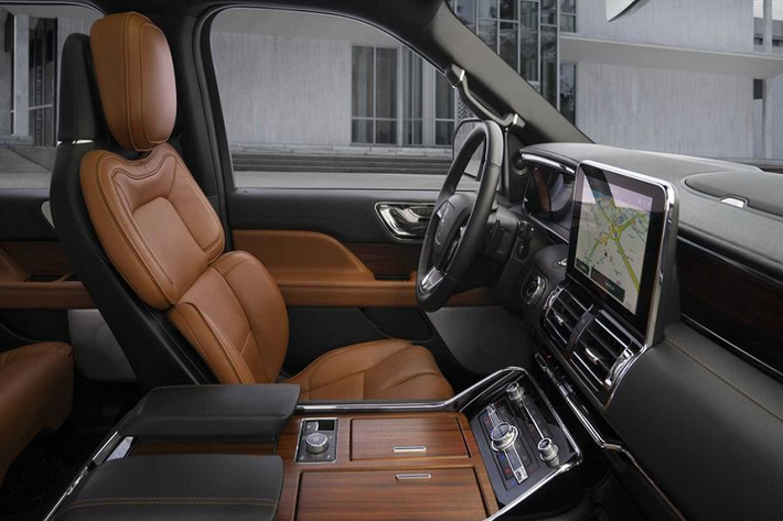 Thương hiệu xe sang Lincoln không đề cập đến các thay đổi trong hệ thống truyền động của Navigator 2020, điều đó có nghĩa là xe vẫn tiếp tục sử dụng động cơ EcoBoost V6 3.5 lít kết hợp hộp số tự động 10 cấp.