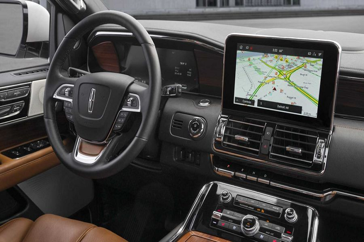 Ngoài ra, bộ an toàn Co-Pilot360 của Lincoln Navigator 2020 mới giờ đây được bổ sung thêm đèn pha chiếu xa tự động, hệ thống giám sát điểm mù, hỗ trợ tiền va chạm, cảnh báo va chạm, phát hiện người đi bộ...