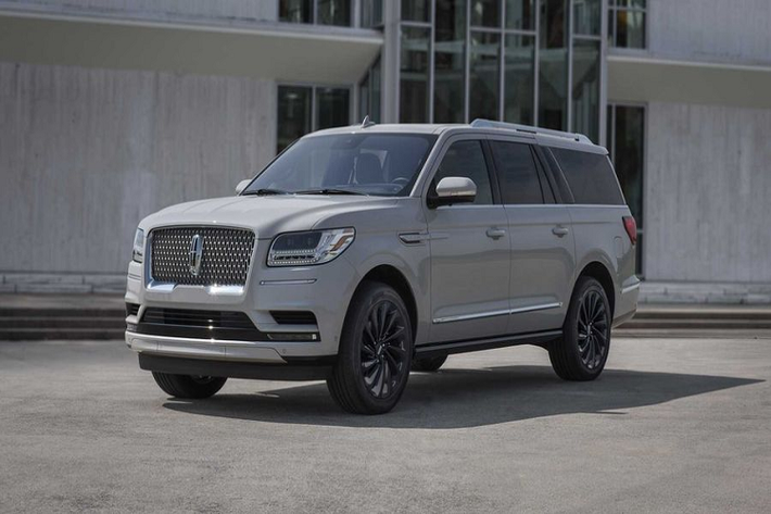 Đối với những người muốn có một chiếc Navigator 2020 phong cách hơn, độc quyền hơn, Lincoln sẽ cung cấp ba màu sắc ngoại thất mới (Monochromatic Package) là Pristine White, Ceramic Pearl, và Infinite Black.