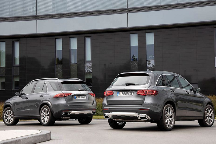 Về cơ bản, thiết kế của GLC 300e 4MATIC không khác nhiều lắm so với bản GLC mẫu mới 2020 “facelift” dùng động cơ đốt trong thông thường mới được giới thiệu hồi đầu năm nay. Điểm chú ý là bản hybrid có thêm bộ pin nguồn nhưng nó được thiết kế nhỏ gọn và bố trí khéo léo ở khu vực dưới khoang hành lý và một phần phía trong thân vỏ xe.