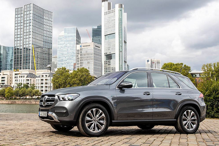 Một trong những sáng tạo đáng chú ý trên hệ thống hybrid trên Mercedes GLC 300e 4MATIC so với trước đây là việc sử dụng một bộ biến mô tích hợp với bộ ly hợp và đóng vai trò như thiết bị khởi động, đồng thời bổ sung thêm một ly hợp giữa động cơ đốt trong và động cơ điện để linh hoạt chuyển đổi cho vận hành chế độ thuần điện.