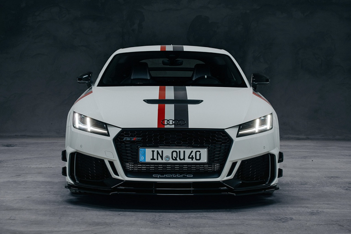 Chiếc Audi TT RS 40 đặc biệt này sở hữu màu sơn trắng chủ đạo kết hợp với họa tiết sọc 3 màu đỏ-xám-đen đại diện cho Audi Sport GmbH, bộ phận sản xuất xe thể thao của hãng xe Đức. Diện mạo của xe hầm hố hơn với bộ hướng gió phía dưới gầm và các cánh gió 2 bên cản trước. Trên nắp capo có thêm một lỗ hút gió cho họng nạp của động cơ. Lưới tản nhiệt và hốc hút gió dạng tổ ong sơn tối màu.