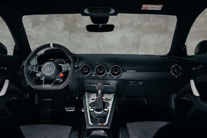 Nội thất của Audi TT RS 40 mang tông màu đen chủ đạo và được trang trí bởi các họa tiết trắng, đỏ tương phản. Vô-lăng và cần số được bọc da Alcantara cao cấp trong khi ghế ngồi thể thao phủ da Nappa.