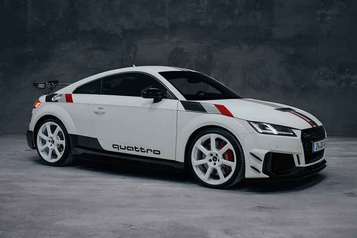 Audi TT RS 40 mới vừa được giới thiệu tại Đức. Đây là phiên bản đặc biệt của dòng xe thể thao Audi TT. Được biết, số 40 trong tên gọi là ký hiệu cho biết xe được sản xuất giới hạn 40 chiếc nhằm kỷ niệm 4 thập kỷ Audi giới thiệu hệ dẫn động 4 bánh toàn thời gian quattro. Mức giá cho Audi TT RS 40 tại Đức là 114.040 euro (tương đương hơn 3 tỷ đồng).