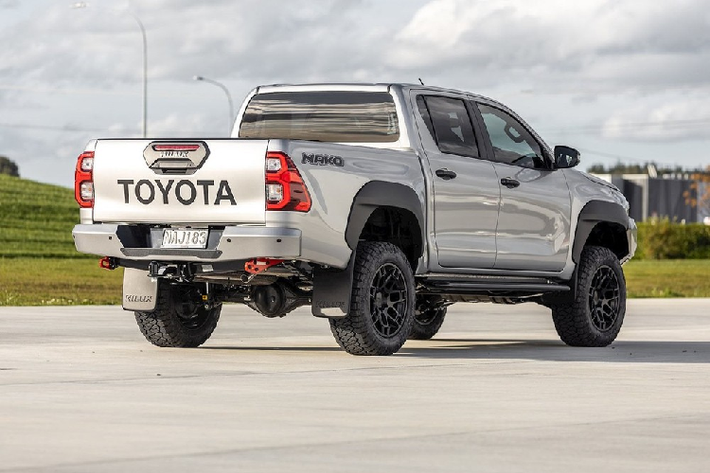 Vì là sản phẩm của đại lý Toyota Hilux Mako nâng cấp sử dụng các phụ kiện đều là hàng chính hãng. Ngoài ra, những trang bị nâng cấp khác trên mẫu xe bán tải này cũng đã được hãng Toyota thông qua.