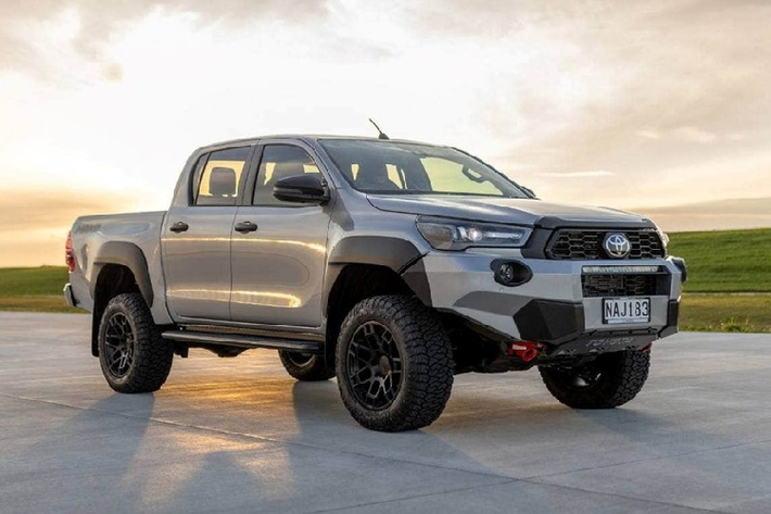 Toyota Hilux 2021 mới phiên bản nâng cấp giữa vòng đời (facelift) đã chính thức trình làng tại thị trường Thái Lan vào hồi tháng 6 năm nay. Sau 3 tháng, đại lý Toyota chính hãng tại New Zealand đã gây bất ngờ khi vén màn phiên bản độ mang tên Mako của mẫu xe bán tải cỡ trung này.