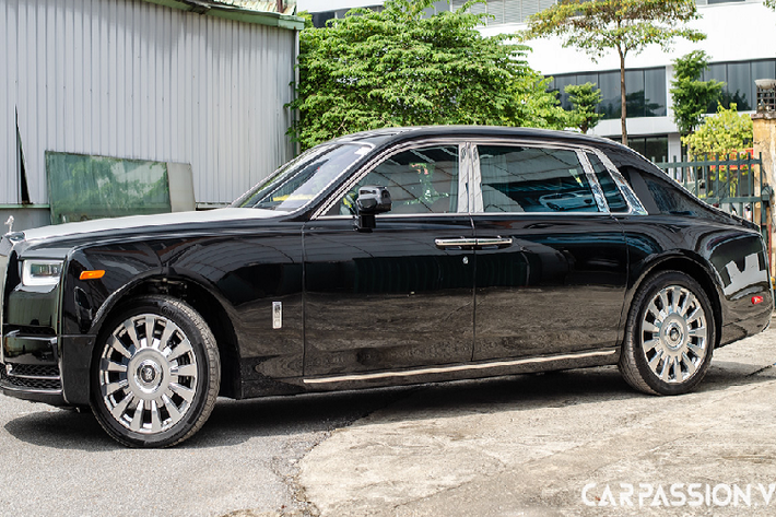 Nội thất của những chiếc Phantom VIII chính là kết quả của tay nghề thủ công lành nghề cùng những kinh nghiệm đúc kết từ thế hệ trước, kết hợp với đó chính là sự pha trộn giữa giá trị truyền thống của thương hiệu cùng những cải tiến hiện đại trong thiết kế cũng như ứng dụng những công nghệ tân tiến. Chiếc Phantom VIII thứ 5 tại Việt Nam sở hữu khoang nội thất được bọc với chất liệu da màu cam Mandarin, kết hợp với đó chính là một số chi tiết được bọc da màu xám Driftwood tạo sự tương phản.