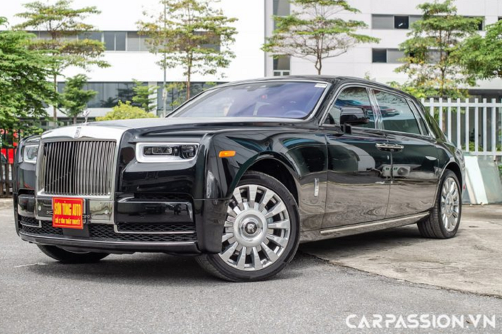 Xe siêu sang Rolls-Royce Phantom VIII mới được ra mắt vào năm 2017 nhằm viết tiếp những thành công mà dòng xe này đã đạt được trong hàng chục năm vừa qua. Đồng thời, sự ra đời của Phantom VIII cũng có ý nghĩa rất lớn khi đây chính là một trong những mẫu xe đầu tiên không còn sử dụng khung gầm của BMW, thay vào đó chính là khung gầm nhôm được thương hiệu phát triển với tên gọi Architecture of Luxury, giúp xe nhẹ hơn 130 kg và cứng hơn 30% so với thế hệ cũ.