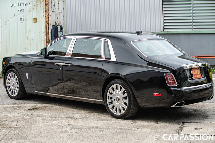 Tại Việt Nam, đa phần những chiếc xe siêu sang Rolls-Royce Phantom đều thuộc thế hệ thứ 7 với hai dòng Series I và Series II. Tính đến thời điểm hiện tại mới chỉ có khoảng 5 chiếc Rolls-Royce Phantom VIII được đưa về Việt Nam, trong đó có tới 4 chiếc thuộc phiên bản trục cơ sở dài Extended Wheelbase. Đây chính là chiếc Phantom VIII vừa được đưa về Việt Nam cách đây không lâu với phối màu ngoại thất có phần giản đơn, quen thuộc với tông màu đen bóng đầy sang trọng cùng nắp capo màu bạc.