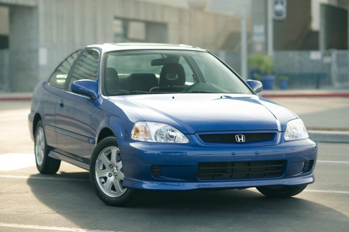 Trên Honda Civic Si đời 1999, Honda đã trang bị cho xe hệ thống lò xo phía trước cứng hơn 25%, lò xo phía sau cứng hơn 33% và xe được trang bị thêm một thanh giằng chống phía trước. Đồng thời, xe cũng được trang bị thanh chống lật phía trước dày hơn và đây cũng là chiếc Civic Si duy nhất được trang bị thanh chống lật phía sau. Chiếc xe sở hữu đĩa phanh lớn hơn, lốp xe có chiều rộng lên tới 195 mm đi kèm với bộ mâm nhôm bảy chấu được đánh bóng có kích thước 15 inch.
