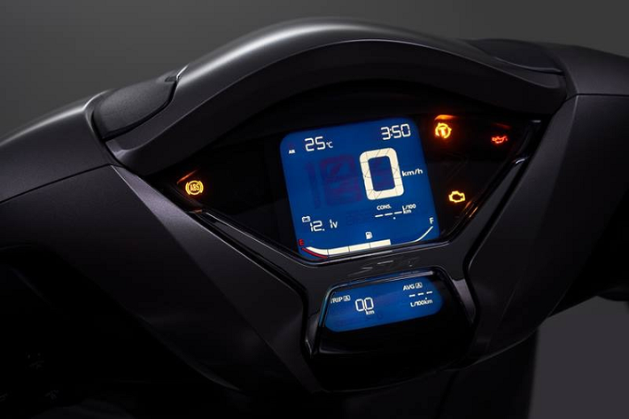 Để có được sức mạnh vượt trội hơn so với SH300i, Honda đã tiến hành tăng đường kính xylanh từ 72 mm lên 77 mm, tăng hành trình pít-tông từ 68,5 mm lên 70,7 mm, tay biên của động cơ cũng nhẹ hơn 10% so với tay biên ở bản động cơ cũ. Bên cạnh đó, Honda cũng hiệu chỉnh lại trục cam và hệ thống van của động cơ, tăng kích thước họng ga lên 36 mm, van nạp lớn hơn và hiệu năng nạp xả tốt hơn.