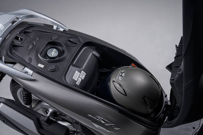 Trong khi khung sườn của SH350i không có gì khác so với thế hệ SH300i cũ, toàn bộ vỏ xe mang diện mạo ấn tượng nhờ thừa hưởng ngôn ngữ thiết kế hoàn toàn mới, tương tự như Honda SH150i tại Việt Nam.