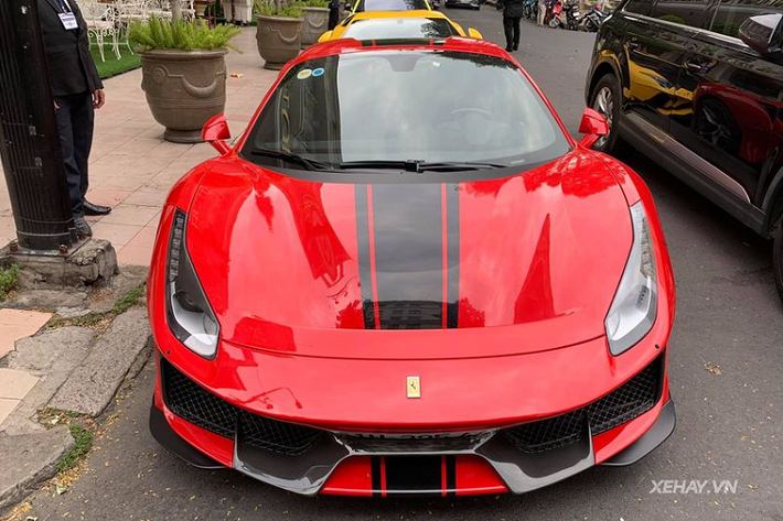 Hệ truyền động của Ferrari 488 Pista Spider chính là khối động cơ V8, dung tích 3.9 lít, tăng áp kép như phiên bản tiêu chuẩn nhưng sản sinh công suất tối đa lên đến 720 mã lực tại vòng tua máy 8.000 vòng/phút và mô-men xoắn cực đại 770 Nm tại vòng tua máy 3.000 vòng/phút. Nó mạnh hơn 113 mã lực nếu so với người tiền nhiệm 488 Spider.
