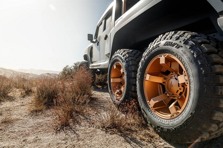 Thiết kế đầu xe của Rezvani Hercules 6×6 trông khá giống đàn anh Tank. Bên cạnh đó, xe cũng được trang bị dải đèn LED trên nóc giống Rezvani Tank. Tuy nhiên, vì là xe bán tải nên Rezvani Hercules 6×6 được trang bị thiết kế đằng sau khác biệt và thêm thanh thể thao (vai bò) nhiều màu. Chiếc xe trong ảnh thông cáo báo chí do hãng Rezvani cung cấp được trang bị thanh thể thao màu đồng, "tông xuyệt tông" với vành la-zăng và tem chữ trên thân xe.