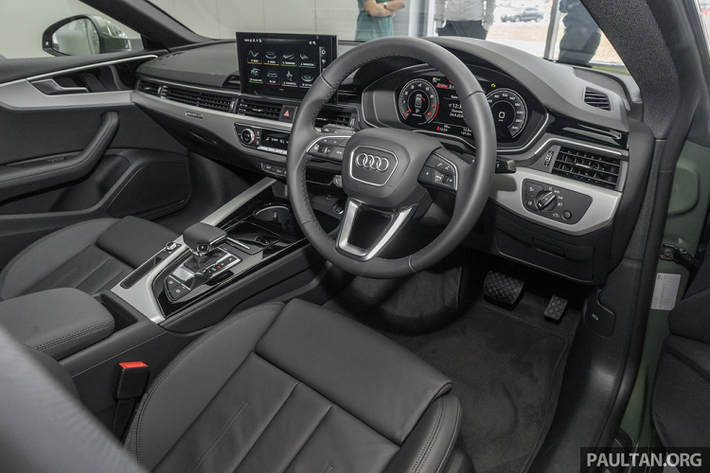 Bên trong, Audi A5 Sportback facelift không thay đổi quá nhiều, cách bố trí vẫn tương tự thế hệ cũ. Vô lăng có thiết kế mới, màn hình giải trí 10,1 inch lớn hơn trước. Dưới bệ tỳ tay trung tâm là ngăn chứa đồ và khay đựng cốc.