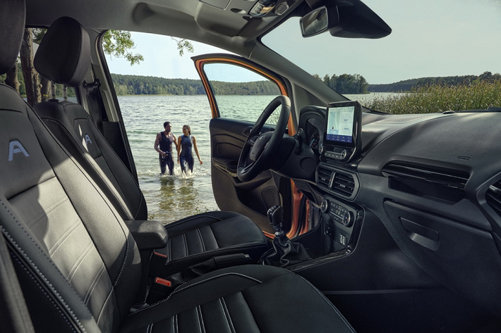 Bên trong xe, mẫu SUV cỡ B Ford EcoSport Active 2021 được trang bị ghế ngồi bọc da, hàng ghế trước có huy hiệu chữ A. Các trang bị khác bên trong gồm màn hình thông tin giải trí 8 inch, kính sau tối màu. Còn lại, xe có các trang bị tiêu chuẩn như vô-lăng 3 chấu bọc da tích hợp nút bấm chức năng, hệ thống giải trí SYNC 3 tương thích Apple CarPlay/Android Auto và dàn âm thanh 6 loa.