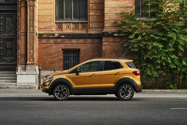 Ford EcoSport Active 2021 có thiết kế bên ngoài cứng cáp hơn do lấy cảm hứng từ các dòng SUV off-road. EcoSport Active được bổ sung ốp nhựa thân xe, vòm bánh xe, ốp gầm trước và sau.