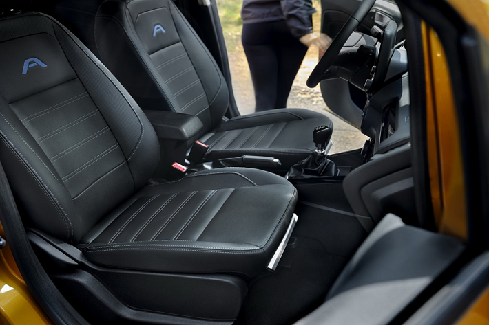 EcoSport Active có các tính năng an toàn như 7 túi khí, hệ thống phanh ABS/EBD, cân bằng điện tử, hỗ trợ khởi hành ngang dốc, kiểm soát hành trình tích hợp giới hạn tốc độ thông minh, hệ thống nhận diện biển báo, cảnh báo va chạm phía trước, cảnh báo áp suất lốp.