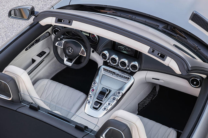 Điểm thú vị chính là Mercedes-AMG GT R phiên bản mui trần vẫn có sức mạnh đáng kinh ngạc đến từ chiếc Coupe, nhưng giờ đây, chủ nhân của chiếc xe này có thể tuỳ biến từ một chiếc Coupe sang mui trần sành điệu chưa đến 16 giây.