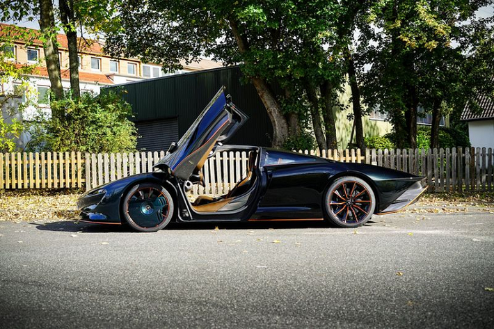 Chủ nhân ban đầu của McLaren Speedtail muốn siêu xe Anh Quốc trở nên thu hút hơn nữa nên đã bổ sung thêm một số điểm nhấn bên ngoài màu cam sáng, bao gồm bộ chia gió trước, ốp sườn, viền la-zăng xe và ở bộ khuếch tán phía sau.